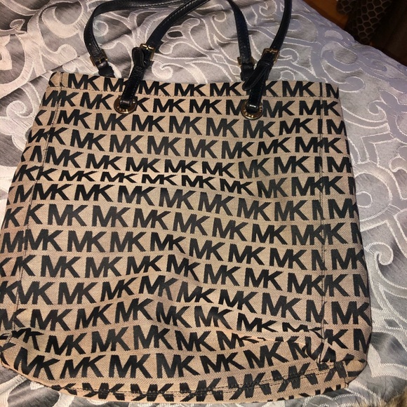 MK purse - Picture 1 of 2
